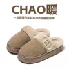 Nuevos estilos de otoño e invierno de pantuflas de algodón de suela gruesa para mujer y parejas, adecuadas para usar en interiores y exteriores, con forro de felpa para mayor calidez. Disponible al por mayor