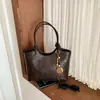 Moda de alta qualidade japonesa e coreana para jovens mulheres em 2026: bolsa tote casual nova, de grande capacidade, para o trajeto diário, projetada para ser carregada no ombro ou na mão