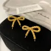 Brincos Assimétricos Desenhados em Prata Quebrada com Laço Design de Nicho de Moda Personalizado Luxo Acessível Brincos Elegantes de Alta Qualidade para Mulheres