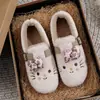 Nuevos estilos de otoño e invierno: Pantuflas cálidas y lindas estilo Birkenstock con temática de gato, pantuflas de interior con tacón, pantuflas de algodón antideslizantes y pantuflas peludas fáciles de poner.
