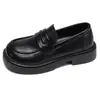 Sapatos casuais slip-on britânicos versáteis estilo academia 2026, sapatos pequenos de couro da moda, mocassins de salto grosso, novo modelo feminino com sola grossa