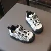 2026 Novo Modelo Sapatos Infantis para Meninas com Botão de Puxar, Proteção para os Dedos, Respiráveis, Sola Macia, Sapatos Esportivos de Praia de Outono para Crianças