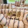 Juego de ropa de cama de cuatro piezas, de algodón, cepillado, con temática de dibujos animados, que incluye una funda de edredón gruesa bordada con toalla, una sábana bajera y un juego de tres piezas de sábanas, adecuado para dormitorios de estudiantes