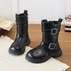 Botas de Cuero de Moda para Niños 2026 Otoño/Invierno Nuevo Estilo Botas de Motocicleta con Hebilla Negra para Niñas Estilo Coreano Versátiles Botas de Media Caña