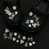 Encantos lindos de dibujos animados para zapatos con varios agujeros, decoraciones versátiles de resina para zapatos, mariposa, burbuja, flor, animales, charms decorativos al por mayor