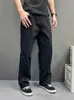 Estilo callejero, pantalones casuales negros estrellados para hombre, con un diseño único, corte recto hasta el suelo y un estilo workwear genial y moderno