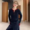 Tejido de hilo de núcleo, elegante top de punto de manga larga color block para mujer, colección de otoño, diseñado para cubrir el abdomen y crear un efecto adelgazante, adecuado como capa interior o capa base