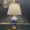 Lámpara de mesa de cerámica de porcelana azul y blanca estilo chino, iluminación decorativa para sala de estar y dormitorio, decoración del hogar retro y minimalista, hierro