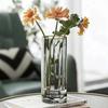 Vaso de vidro grosso com relevo retrô chinês estilo ins com aparência sofisticada luxo leve para flores arranjo de flores sala de estar ornamentos de arte