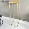 Suporte de ferro forjado com estrutura geométrica dourada para decoração de casamento, ideal para arranjos florais na recepção.