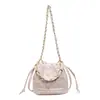 Bolso tipo cubo de moda estilo coreano con patrón de diamantes y cadena, que ofrece una estética fresca y dulce. Este bolso tote simple y casual es perfecto para el uso diario, ya sea llevado a mano, al hombro o cruzado.