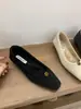 Sapatos de Salto Interno Aumentador de Altura Estilo Chanel Retrô com Boca Rasa Forrados de Pelúcia, Sapatos de Algodão Quentes para Mulheres, Sapatos Peludos Brancos Estilo Francês para Outono e Inverno