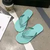 Chanclas brillantes de verano sencillas para mujer, adecuadas para usar al aire libre, antideslizantes, populares para bañarse, a la moda, impermeables, nuevo estilo de viaje de verano