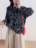 Top de Malha Redondo com Estampa de Leopardo Retrô 2025 Outono e Inverno Novo Estilo Preguiçoso Macio Puxador de Malha para Mulheres com Cachecol