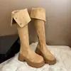 Botas de cavaleiro Maillard de sola grossa com textura de couro para uso duplo para mulheres, novo estilo de verão, botas longas que aumentam a altura para mulheres baixinhas