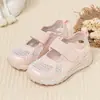 Sandalias huecas cómodas y ligeras anti-patadas para niños, zapatos casuales para niños, zapatos de verano de malla transpirable con velcro para dedos de niñas