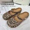 Tamancos de balé com estampa de leopardo retrô cruzada, sandálias de verão femininas sem cadarço, casuais e versáteis, perfeitas para o dia a dia