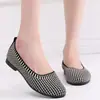 Sapatos slip-on femininos feitos de tecido fly-knit, novo estilo de sapatos de pano da Velha Pequim, leves e respiráveis, sapatos casuais de sola macia para mães