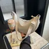 Bolsa Transversal Explosiva Feminina Transfronteiriça 2024 Nova Bolsa de Lona de Nylon Formato Bolinho Versátil de Ombro de Alta Qualidade Pequena Bolsa de Pano