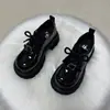 Sapatos loafer de sola macia e sola grossa estilo britânico para mulheres, nova moda outono 2026, sapatos pequenos de couro simples, sapatos de salto único versáteis para aumentar a altura