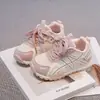 Sapatos casuais da moda e versáteis para meninas, nova coleção primavera/verão 2026, sapatos infantis de sola macia estilo Forrest Gump, tênis confortáveis para crianças maiores