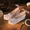 Zapatos de Arco Xueqing Zapatos Antiguos Hanfu Aumento Interno de Altura Zapatos de Tela sin Cordones Brocado Forjado Zapatos de Mujer Estilo Étnico Zapatos de Tela Bordados