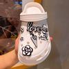Punto al por mayor Hebilla para zapato con agujeros de cocodrilo Accesorios para pantuflas Camelia pequeña y fragante Oso de goma con cadena de aluminio Decoración de cuero