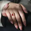 Transmisión en Vivo Venta Caliente Anillo Huevo de Paloma Retorcido Corte Flor de Hielo Piedra Preciosa de Color Incrustado con Diamante de Alto Carbono Brillante Joyería Envío Directo
