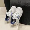 Tênis Esportivo Casual Versátil para Mulheres Estudantes, Novos Sapatos de Treino Alemães Outono 2026, Sapatos Brancos Estilo Hong Kong, Tendência Estilo Ins para Mulheres