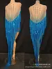 Elegante capa y falda corta de borlas brillantes color azul pavo real con pedrería para actuaciones en escenario, desfiles de moda, sesiones de fotos, bailes y fiestas anuales