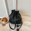 Bolsa Saco de Couro Macio com Cordão, Versátil e Estilosa com Padrão Lichia, Bolsa de Ombro Único Transversal, Bolsa da Sorte da Moda Tendência de Nicho
