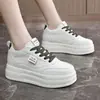 Zapatos blancos de plataforma con suela gruesa K5602 para mujer, nuevo modelo 2026, mocasines que aumentan la altura para personas bajitas, zapatillas deportivas casuales