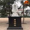 Fabricantes crean esculturas de santos en la plaza del campus, esculturas de piedra de celebridades antiguas, estatuas de Confucio de mármol blanco, esculturas de piedra de Quyang