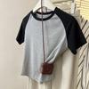 Camiseta de manga corta con raglán en contraste para mujer, nueva camiseta de verano de alta gama de estilo occidental, elegante y ajustada.