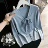 Fotos reales del cárdigan de punto con cuello en V y lazada estilo francés para otoño/invierno 2026, una prenda exterior elegante y favorecedora.