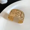 2026 Nova Pulseira Aberta de Metal Plissada com Renda Estilo Europeu e Americano, Design Exagerado de Alto Padrão, Joia de Nicho