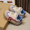 Tênis Esportivo para Bebê 2026 Novo Modelo Sapatos para Meninos e Meninas Antiderrapante Primavera e Outono Sapatos Infantis para Exterior Sapatos Esportivos Funcionais Infantis