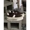 Zapatos casuales de piel genuina 2026 otoño nuevo estilo blanco con cordones suela gruesa para aumentar altura antideslizantes zapatillas deportivas para mujer
