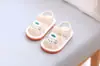 Sapatos de Caminhada de Verão Macios para Bebês e Crianças Pequenas, Sandálias Fechadas de Cordeiro Fofas de Desenho Animado, Sapatos Antiderrapantes para Meninos e Meninas, Sapatos que Fazem Barulho