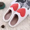 Nuevas Zapatillas de Casa de Invierno con Estampado de Corazones Rojos para Pareja, Cálidas, Lindas, de Felpa, Antideslizantes, de Algodón para el Suelo