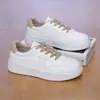 Tênis Brancos Novos Estilo Coreano Ins para Estudantes Femininas da Primavera, Sapatos Casuais Esportivos com Solado Grosso Aumentador de Altura para Estilo de Rua W001