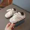 Zapatillas para niñas 2026 otoño nuevo versión coreana suela blanda zapatillas casuales para niñas, ligeras, duraderas y a la moda para niños