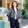 Conjunto casual de outono da mamãe, um look estiloso e moderno para mulheres de meia-idade este ano, oferecendo um visual jovial e disponível em tamanhos grandes como um conjunto esportivo