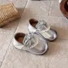 Sapatos Femininos Doces de Couro Flip-Over, Novos Sapatos de Princesa de Outono com Solado Macio e Laço, Sapatos de Bebê para 3-6 Anos, Sapatos Individuais Infantis