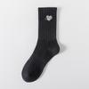 Calcetines para hombre, otoño e invierno, nuevos calcetines blancos y negros, modernos, absorbentes del sudor, deportivos, bordados, hasta media pantorrilla, calcetines de algodón para mujer.