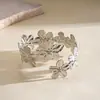 Pulsera plisada floral geométrica de estilo metálico europeo y americano, accesorio de moda de nicho y único para mujer