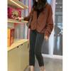 9709 Da Ai Mei Yi Yuan 2026 Otoño Temprano Nueva Chaqueta Color Café y Pantalones Negros Cortos Moda Casual Adelgazante Ropa para Mujer