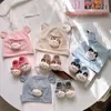 Gorro de bebé primavera y otoño calcetines conjunto 3-14 meses bebé bebé estilo occidental muñeco de dibujos animados gorro con orejas