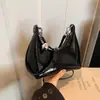 Bolso de axila tipo cuerno de lujo ligero estilo francés para mujer, nuevo bolso cruzado versátil de charol de moda 2026, bolso de alta gama para el trabajo