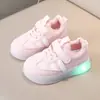 Zapatillas infantiles de primavera y otoño con luces LED, zapatos casuales brillantes para niños y niñas, zapatos blancos de estudiante para bebés y niños pequeños